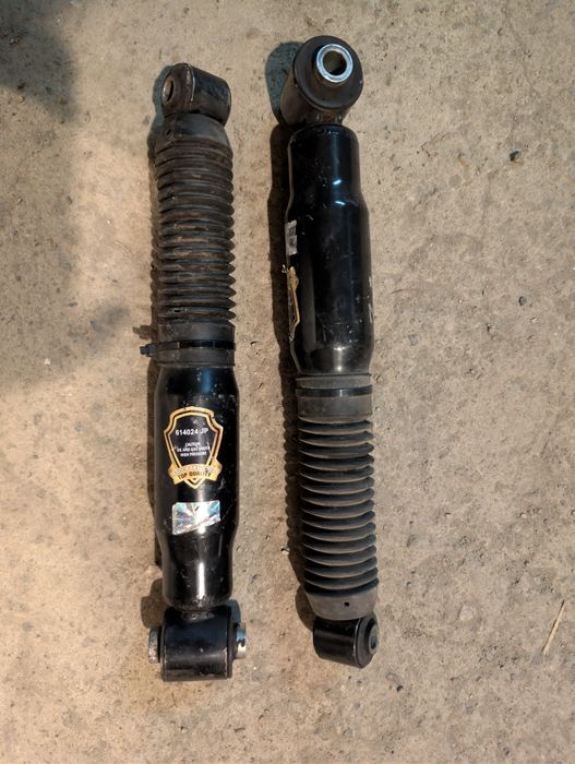 Продавам задни амортисьори за Пежо 206