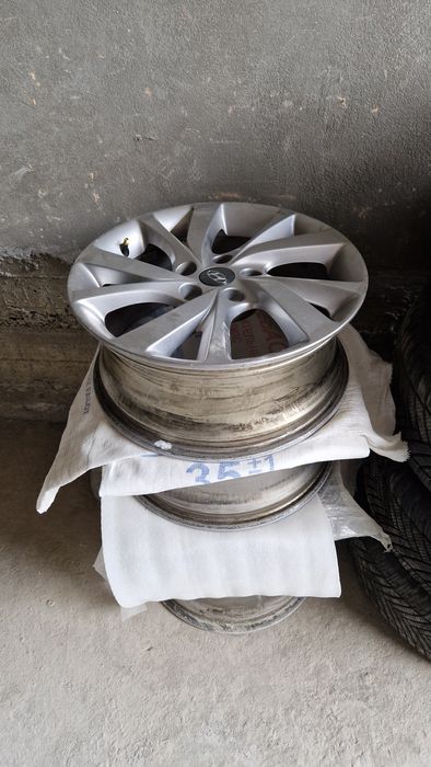 Hyundai Velostar R17