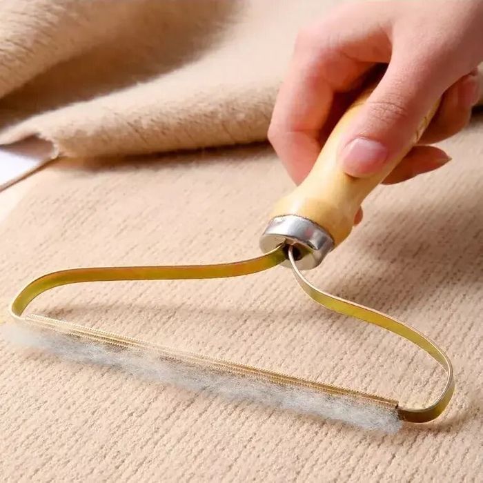 Скребок для чистки ковра и одежды