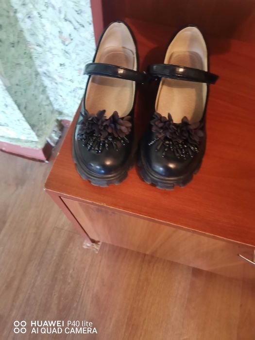 Продам школьные туфли
