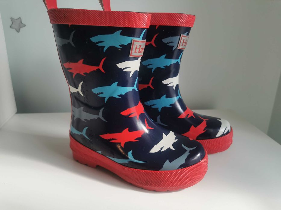 Hatley Sharks cizme ploaie + costum culori schimbătoare (copii 4 ani)