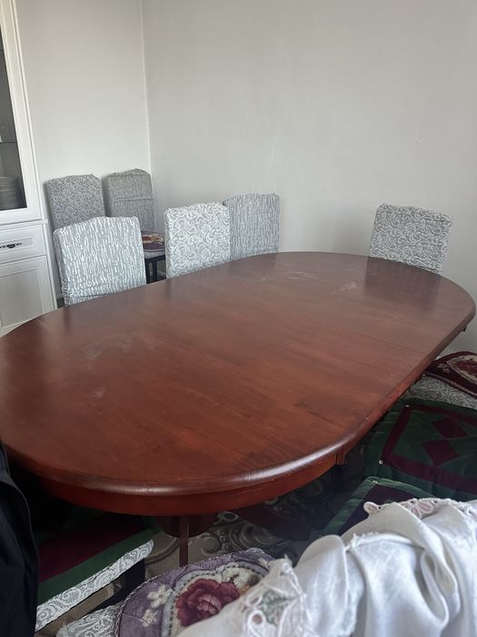 Стол для гостей.