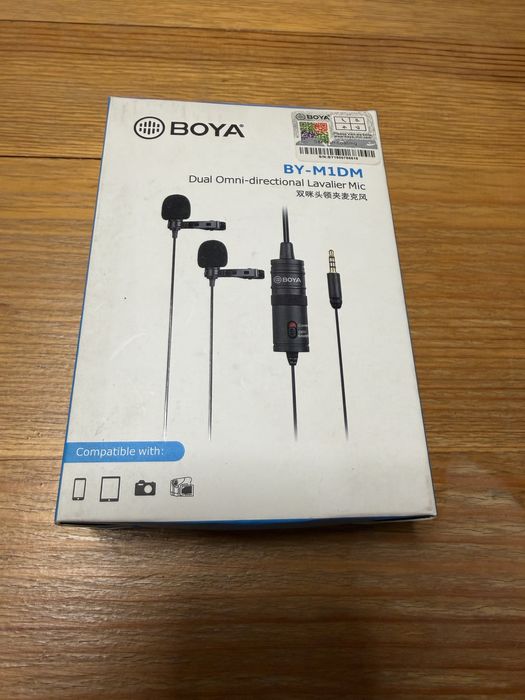 Это BOYA BY-M1DM — двойная петличка (два микрофона для интервью).