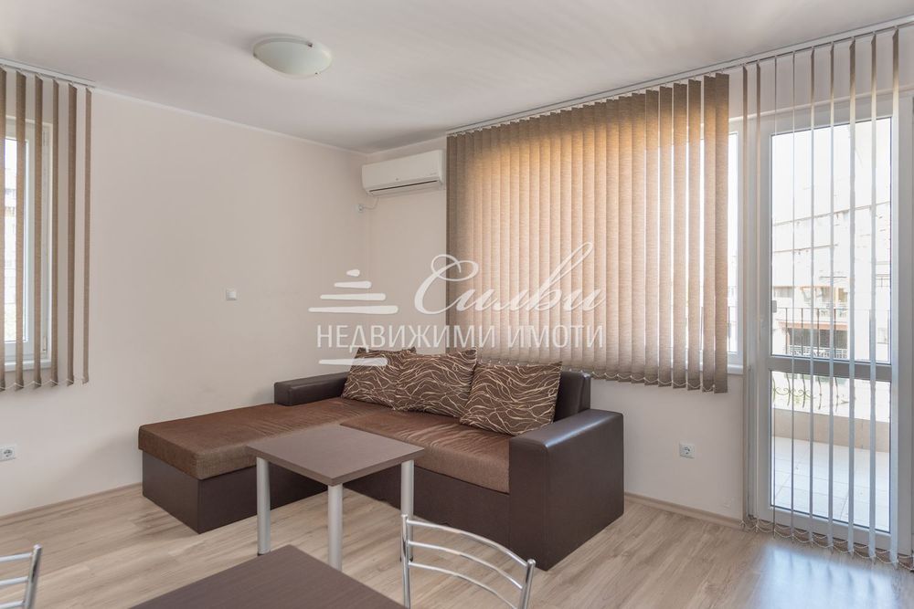 Дава се под наем Двустаен апартамент в Шумен, Център - 76 кв.м за 357 € - Снимка #2