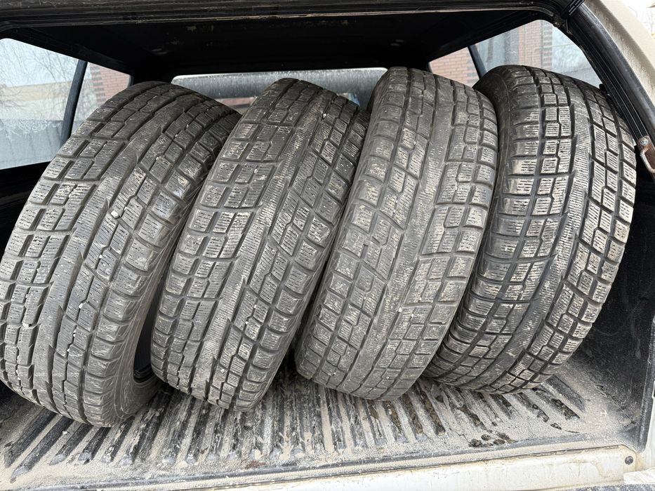 Продам шины 4 шт. Yokohama. 2 шт с боковым наклеем. Цена за 2 шт 50000