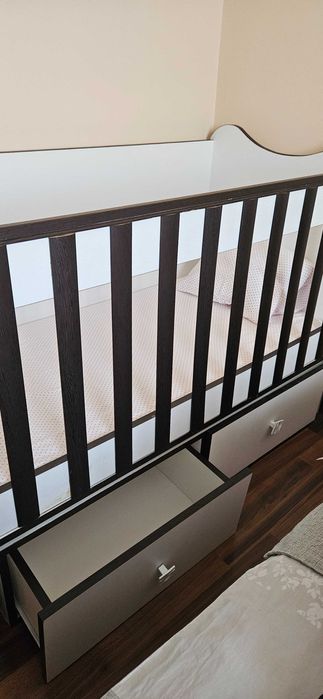 Бебешко легло с люлеещ механизъм