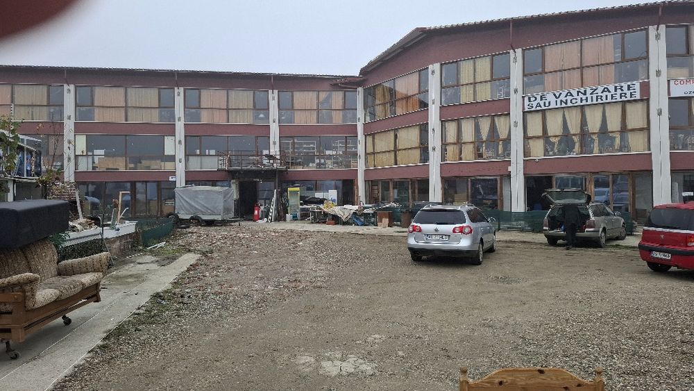 Vand sau inchiriere spatiu comercial plus teren