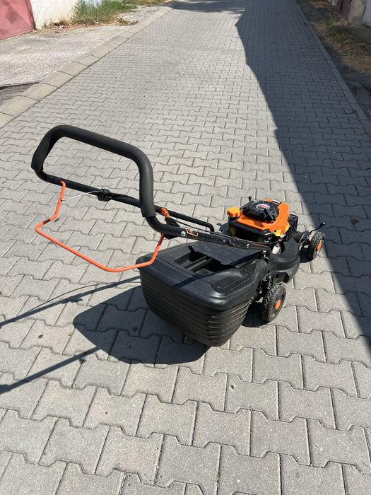 Masina de tuns iarba pe benzina