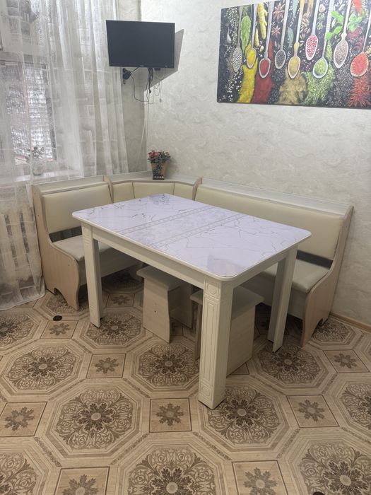 Продам стол с диваном