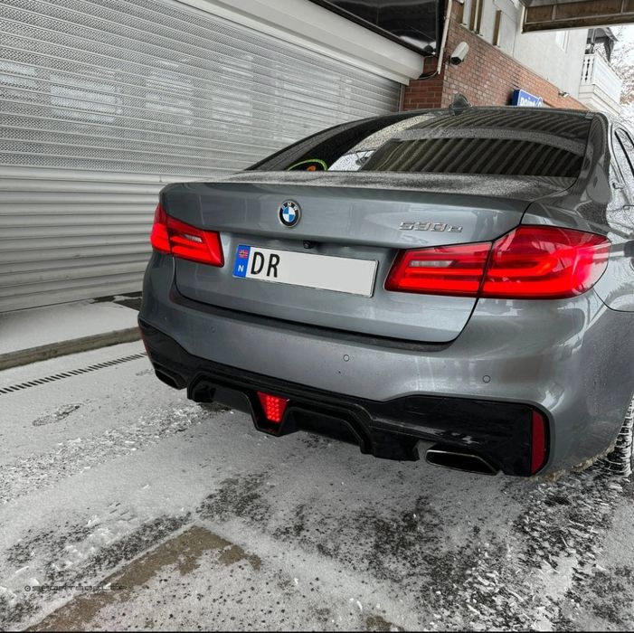 Difuzor / prelungire lip bara spate pentru BMW Seria 5 G30 / G38 2017-2022 în versiunea Sports Look cu Led