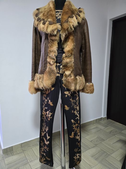 Pantaloni cu piele vegana si imprimeu deosebit cu auriu