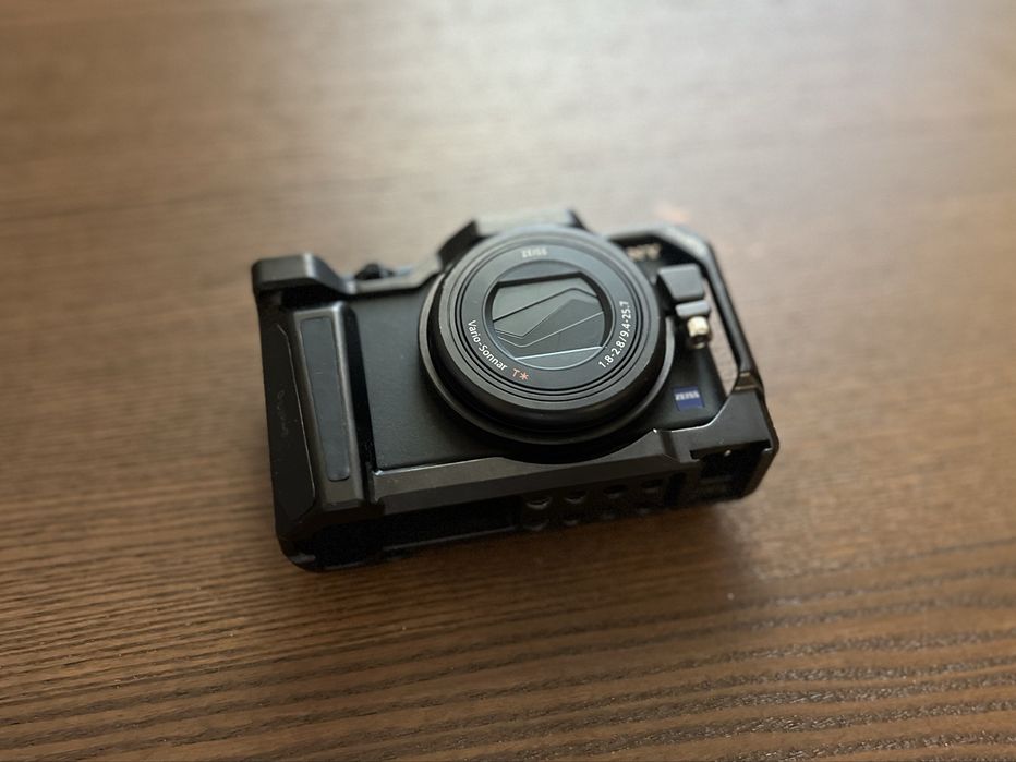 Sony ZV-1 (Mark 1) + Carkasă SmallRig, Baterie și Încărcător - Impecabilă