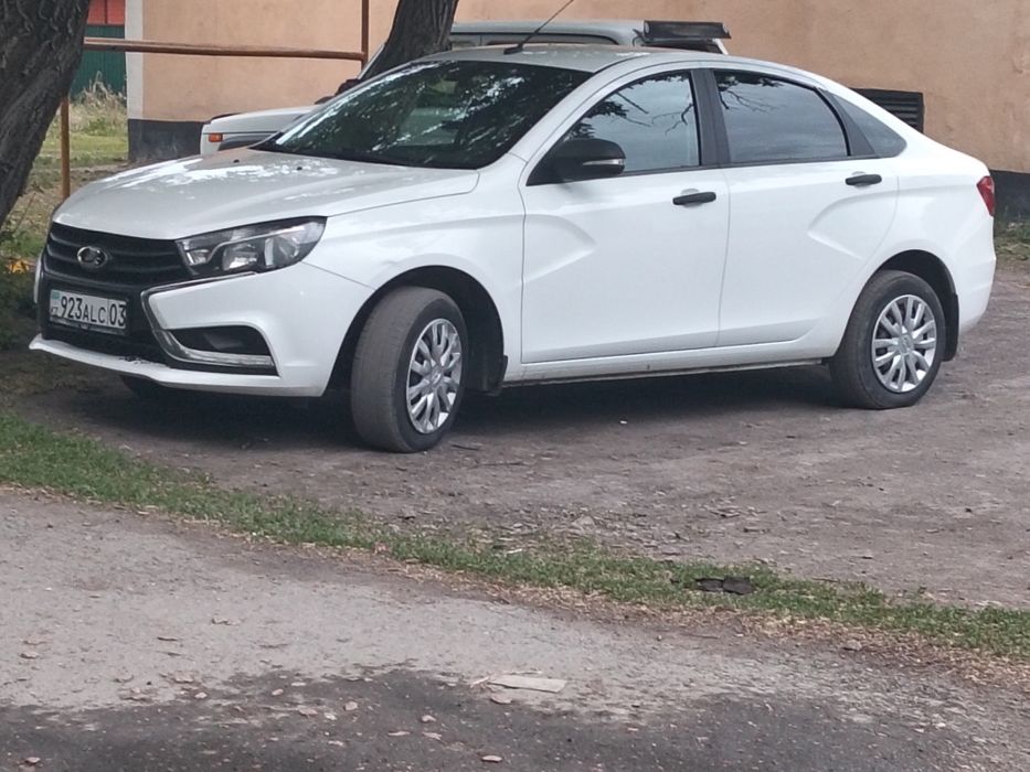 Продам Весту 2019 год
