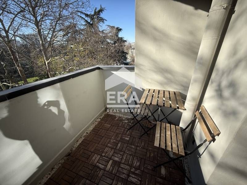 Тристаен, стилно обзаведен, югоизточен апартамент под наем, в тухлена