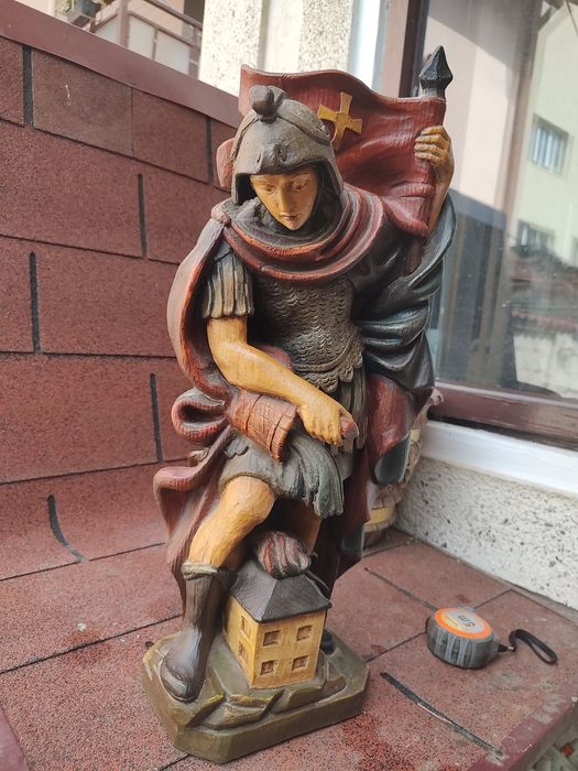 Vând statuie sculptata manual in lemn Sfântul Florian protectorul pompierilor