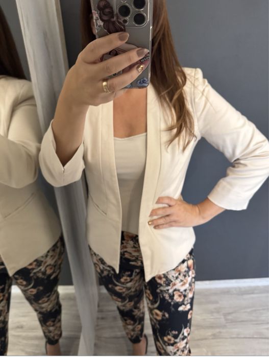 Бял  костюм S размер  Zara