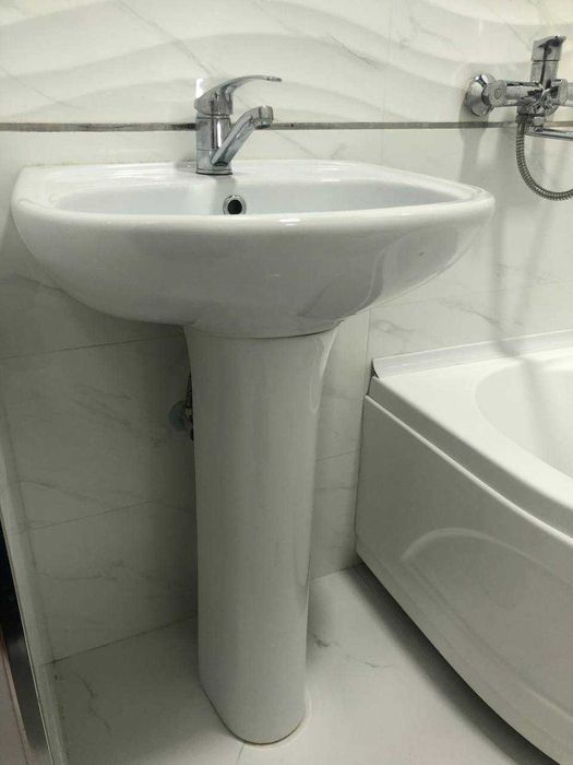 Продам Раковина + смеситель BOUO  3-шт.