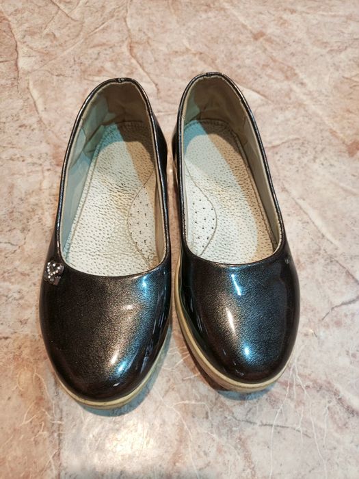 продам туфли детские 3 пары б/у