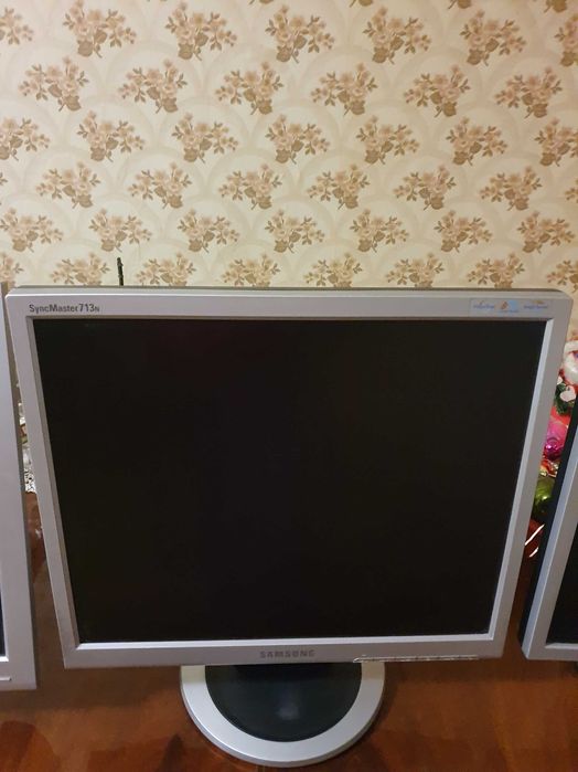 Мониторы компьютерные Samsung 3 шт.