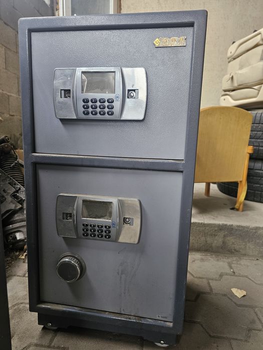 Сейф двухсекционный