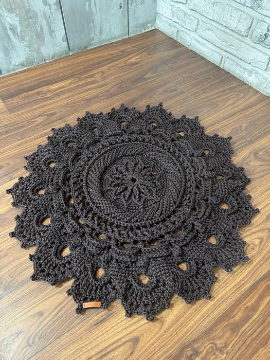 Ажурный коврик ручной работы