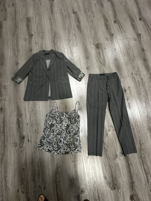 Костюмы тройки 38-40