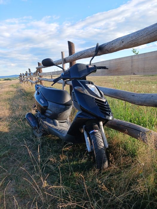 Vând sau schimb Aprilia sonic