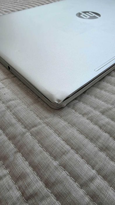 Продавам HP Pavilion 15-eh2003nu