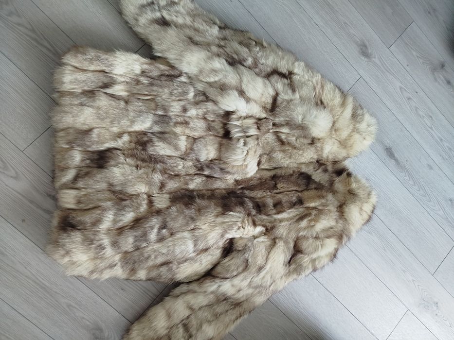 Vînd haina blana vulpe argintie