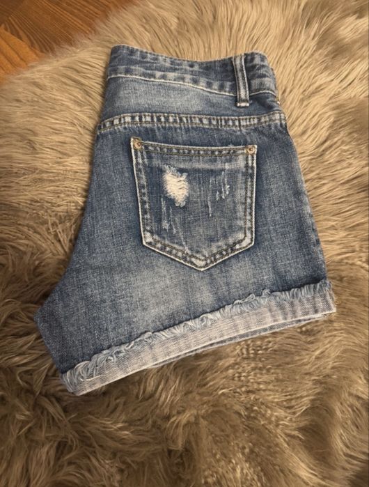 Pantaloni scurti de blugi