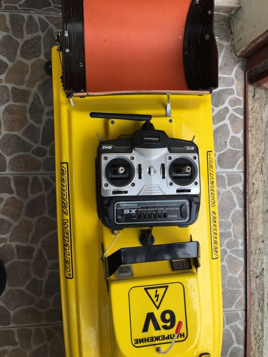 Лодка за захранка и разпъване на въдици (Радиоуправляема)