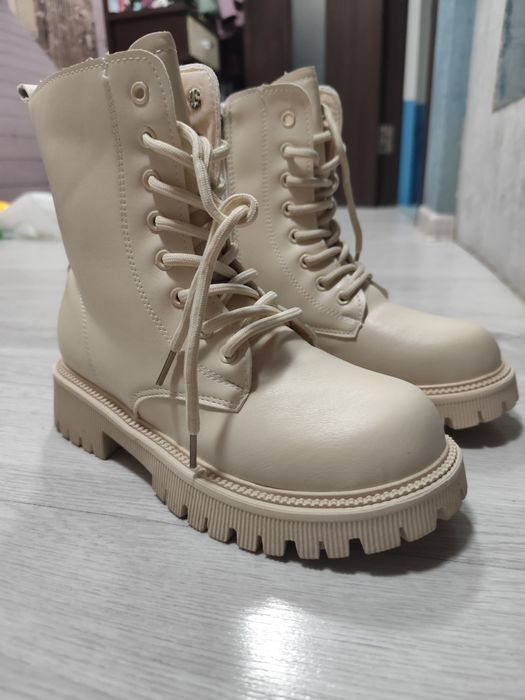 Продам женский ботинки