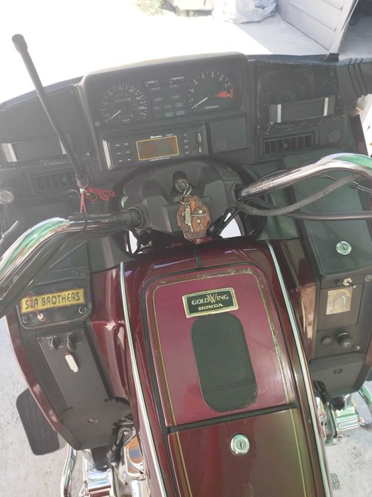 Продавам си мотора Honda Gold wing GL1200