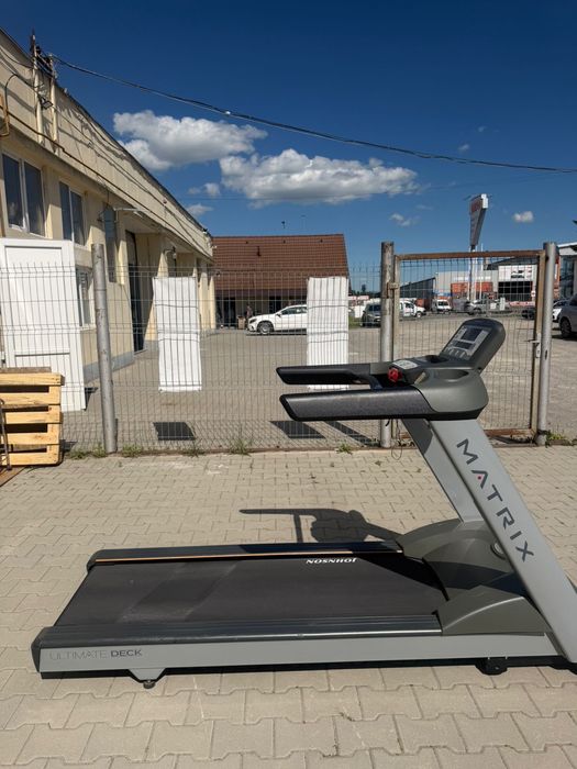 Bandă de alergat profesională Matrix T1X  LED
