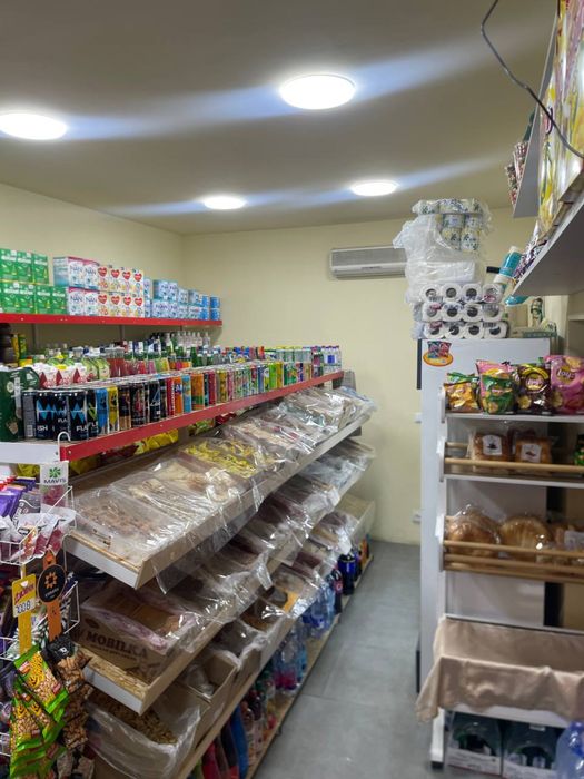 Stilaj xoladilnik va boshqa magazin jihozlari sotiladi.