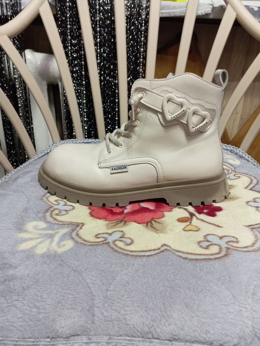 Зимние ботинки для девочек. В хорошем состоянии.