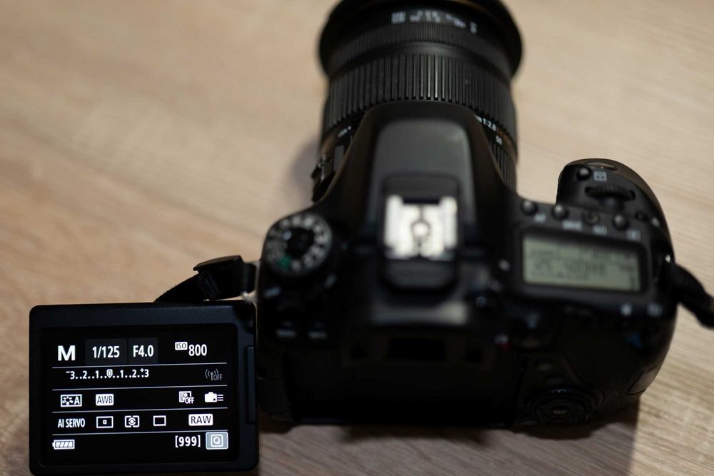 Canon 80D + 4 obiective + 3 baterii + incarcator