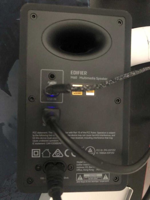 Продам колонки Edifier M60.