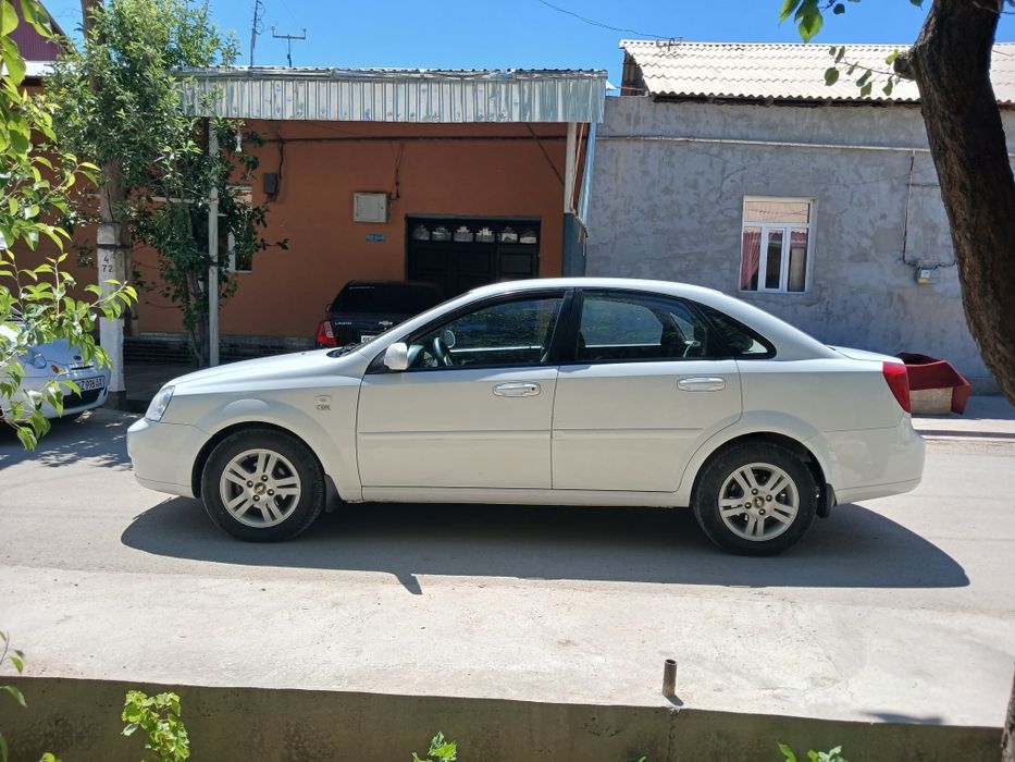 Ласетти 1.8 сотилади