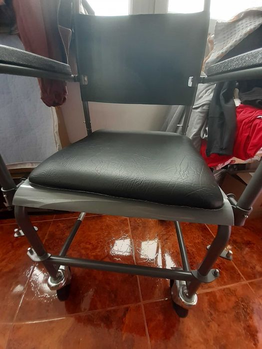 Scaun cu rotile si vas de toaletă