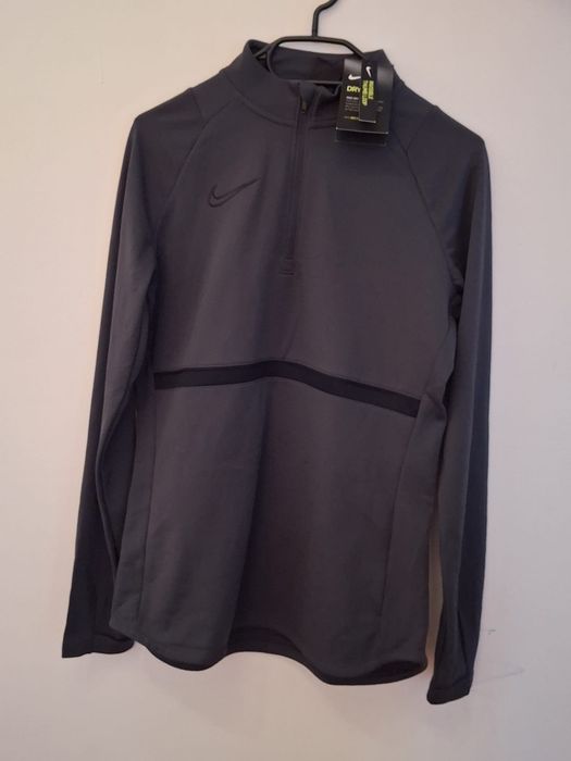 Vand Lot 4 Articole Vestimentare NOI cu Etichetă – Mărimea S (36) – Nike, Janina