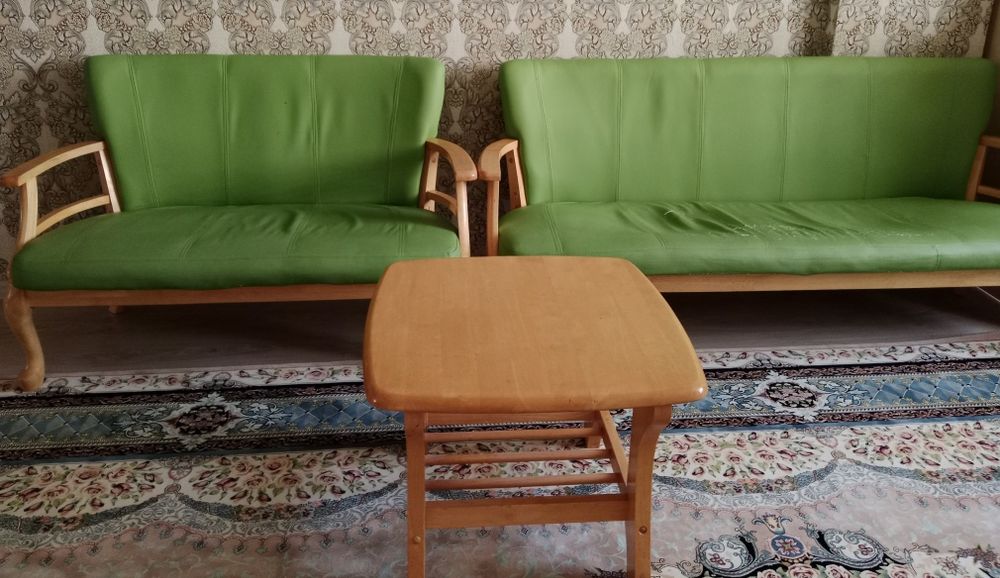 Диван и журнальный столик