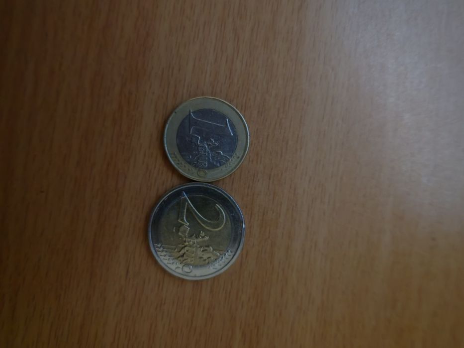 Две редки монети .С номинал от едно евро и две евро