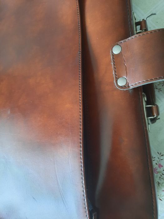 Продам кожаный портфель.