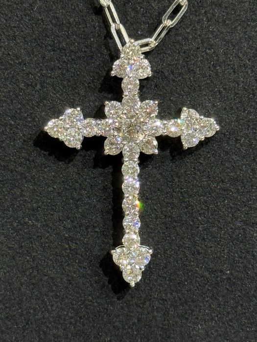 Cruce cu diamante naturale