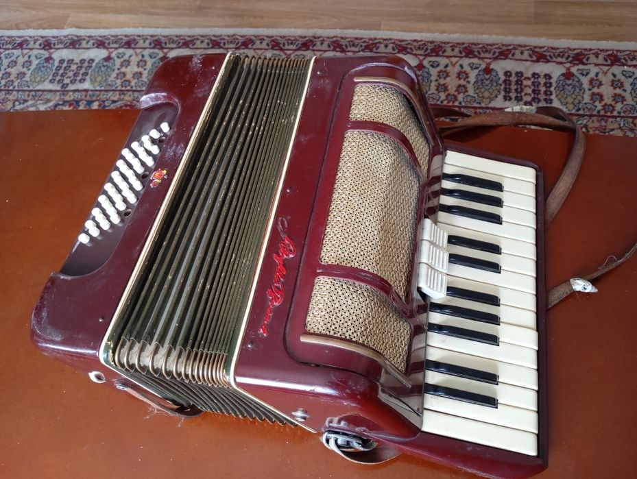 Продавам акордеон