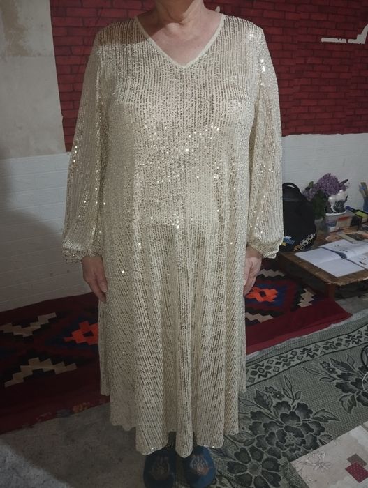 Продам материал,костюм ,платья дёшево