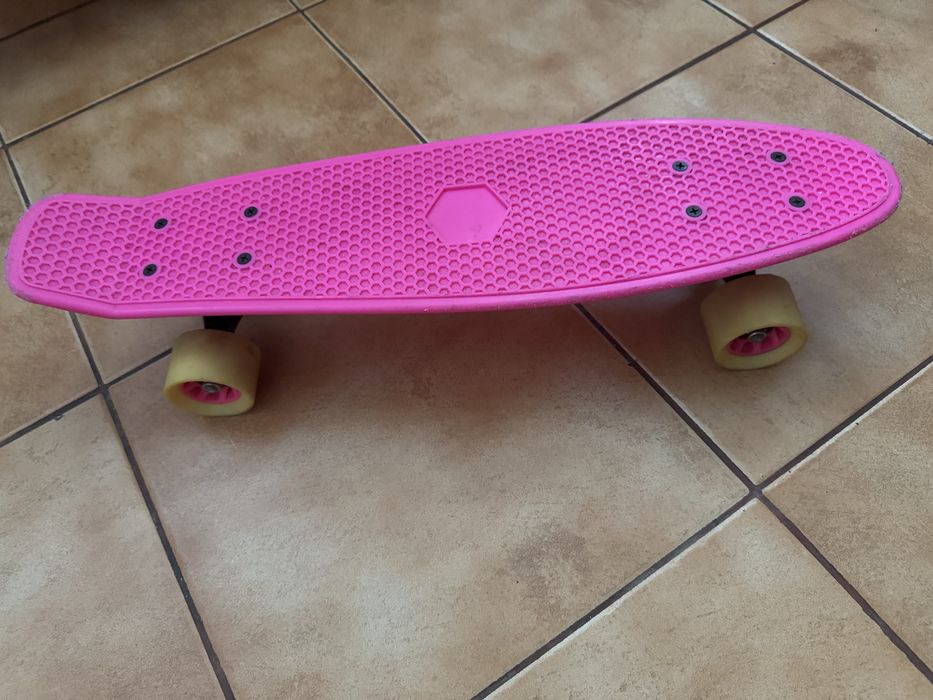Skateboard roz fete
