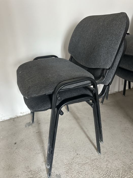 11 стульев офисные. Дешево. Продам.