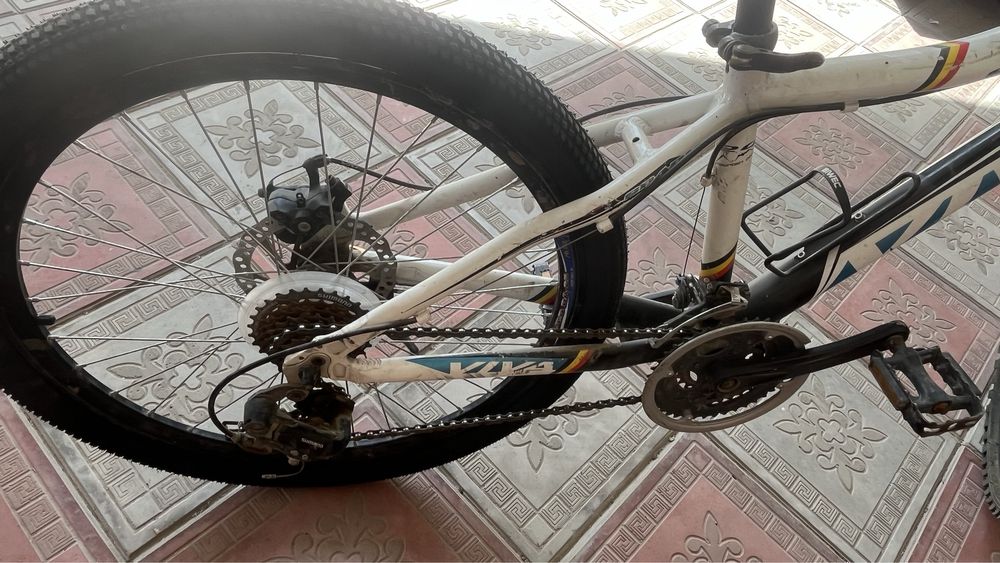 Спортивный белый велосипед